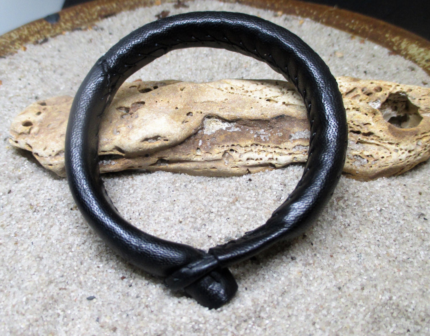 Schwarzes Leder Gris Armband Schwarzes Leder Gris Armband von bissap