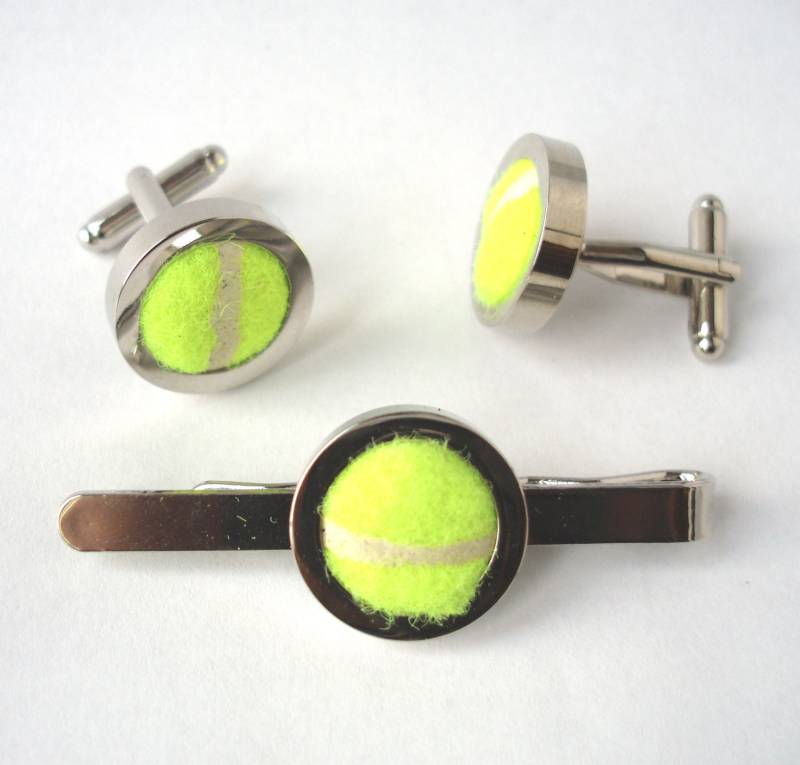 Echte Tennis Ball Manschettenknöpfe Und Tie Bar Set Trauzeugen & Krawattenclip Hochzeit Krawattenschieber Bräutigam Vatertag von bitsandbadges