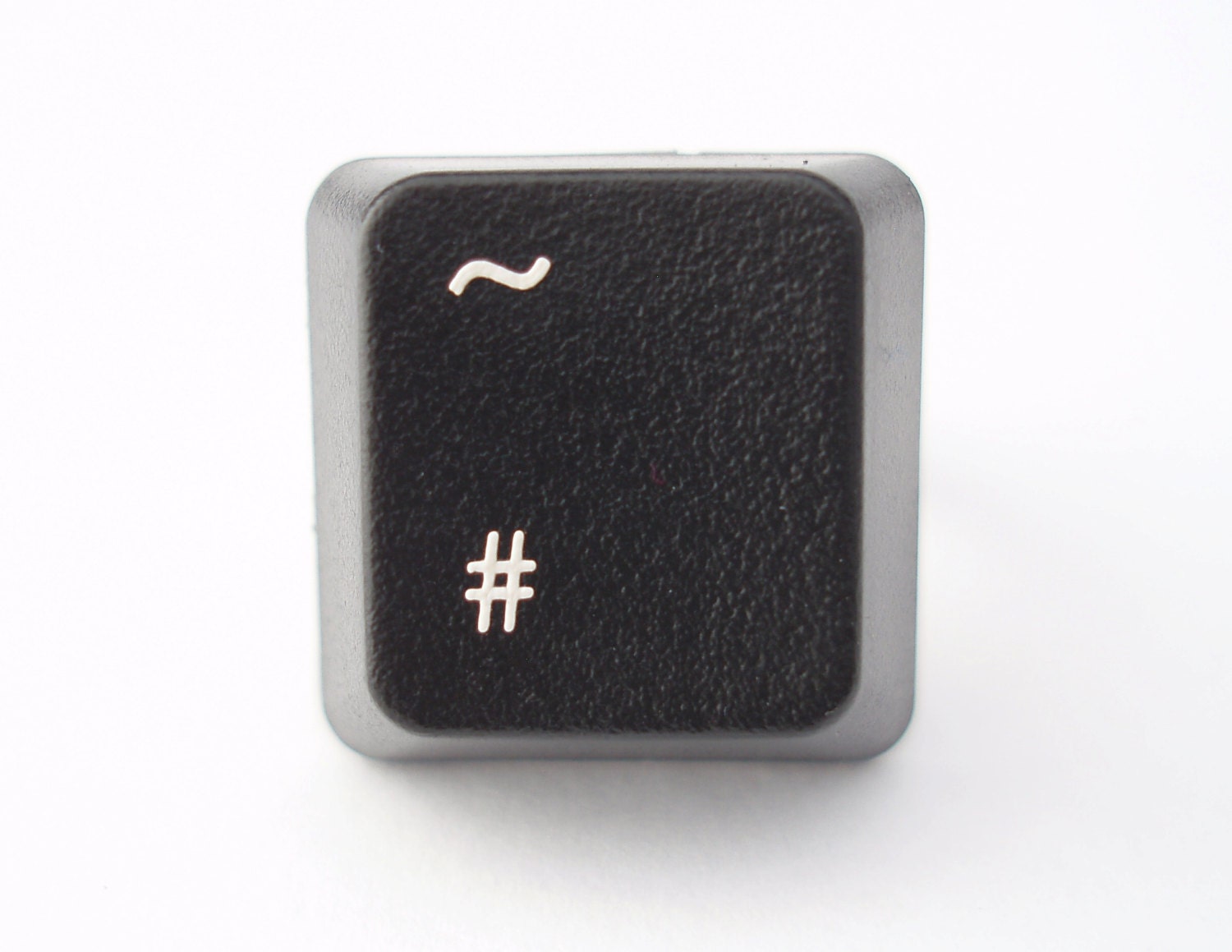 Hashtag Ring # Handgefertigt Von Einem Computer-Tastatur-Taste Recycling Hochmoderne Hashtag Ring # Handgefertigt Von Einem Computer-Tastatur-Taste Recycling Hochmoderne von bitsandbadges