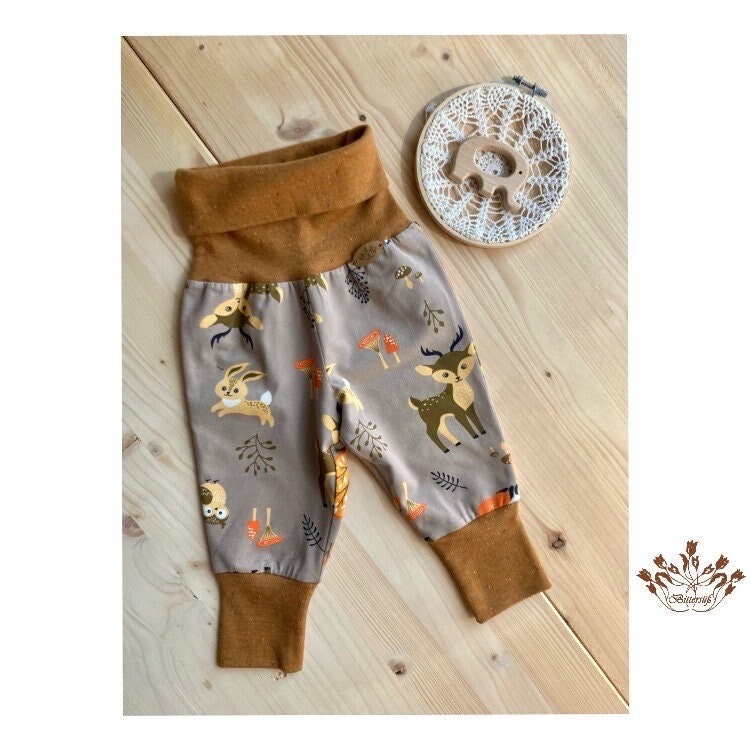 Jerseyhose Mit Bündchen, Sommerhose Für Babys/Kinder, Mitwachshose in Gr. 68-104 Waldtierprint // Optional Mütze Und Schlauchschal von bittersuessmode