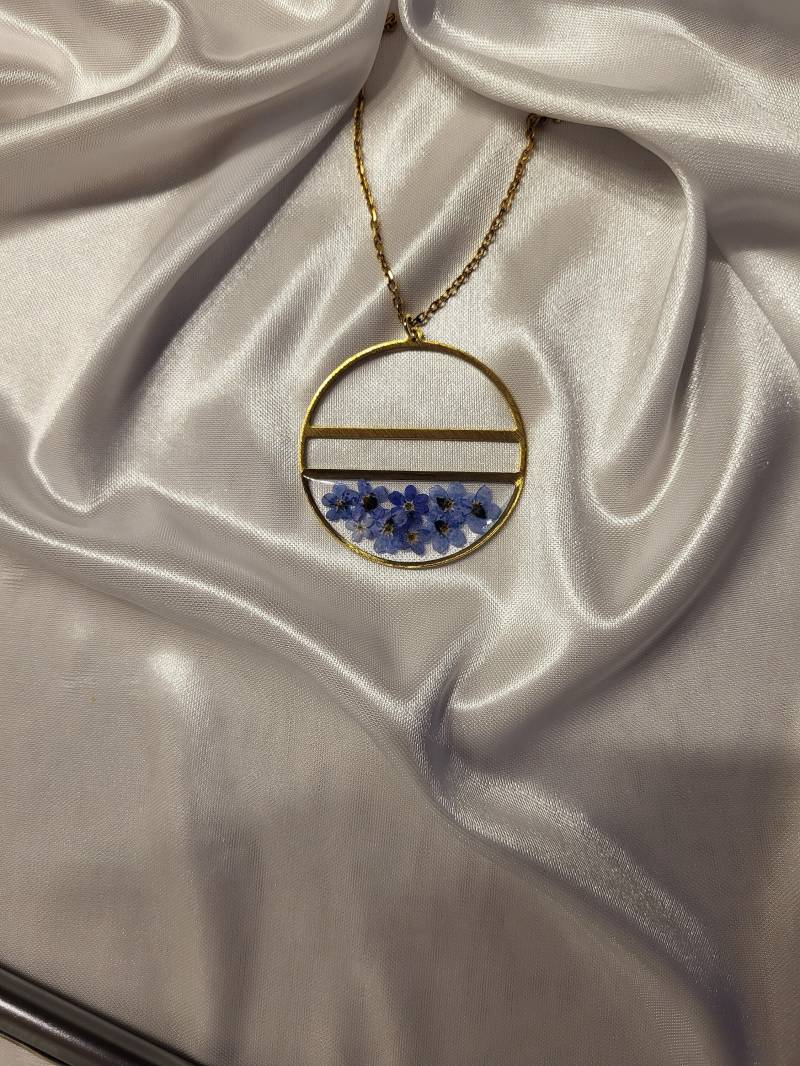 Halskette Mit Handgemachtem, Rundem Anhänger, in Aparter Form, Goldfarben, Floralem Design Und Vergissmeinnicht von bittersweetcreativ