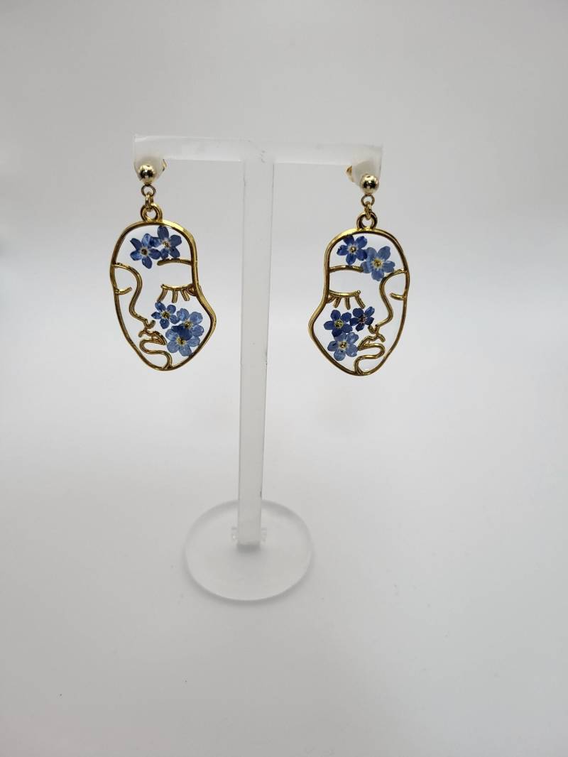 Ohrringe, Hängend, Abstrakte Darstellung Eines Gesichtes, Vergissmeinnicht, Eingebettet in Epoxydharz/Resin, Ohrstecker 18K Vergoldet Ohrringe, Hängend, Abstrakte Darstellung Eines Gesichtes, Vergissmeinnicht, Eingebettet in Epoxydharz/Resin, Ohrstecker 18K Vergoldet von bittersweetcreativ