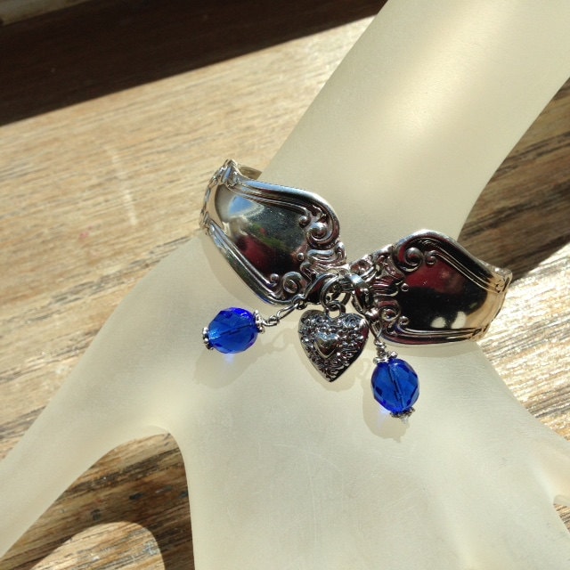 Jahrgang Flatware Armband, Sterling Silber Versilbert Tafelsilber/Löffel Armband Mit Blauen Kristall-Armreife Jahrgang Flatware Armband, Sterling Silber Versilbert Tafelsilber/Löffel Armband Mit Blauen Kristall-Armreife von bjssparklingjewelry