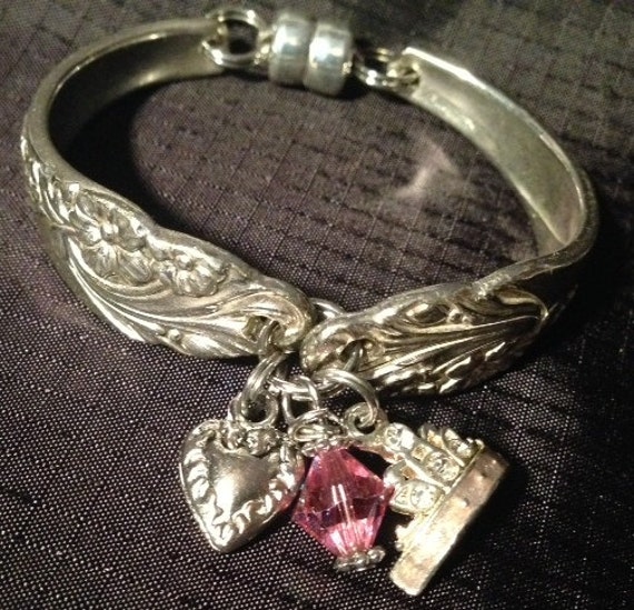 Kleine Mädchen Vintage Löffel/Tafelsilber/Flatware Armband Mit Charms Und Armreif Kleine Mädchen Vintage Löffel/Tafelsilber/Flatware Armband Mit Charms Und Armreif von bjssparklingjewelry