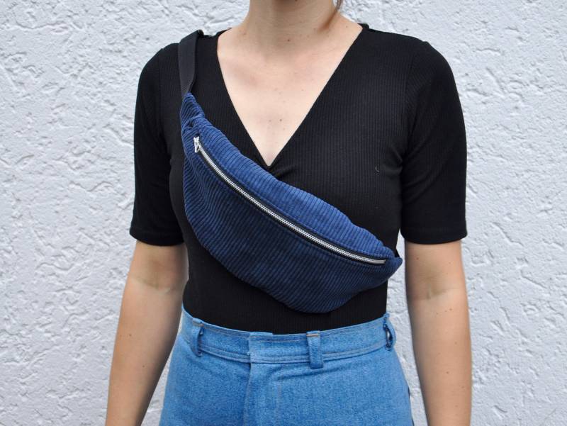 Bauchtasche Aus Festem, Blauem Cordstoff Mit Silbernem Reisverschluss Von Blåbär Handmade von blabarhandmade