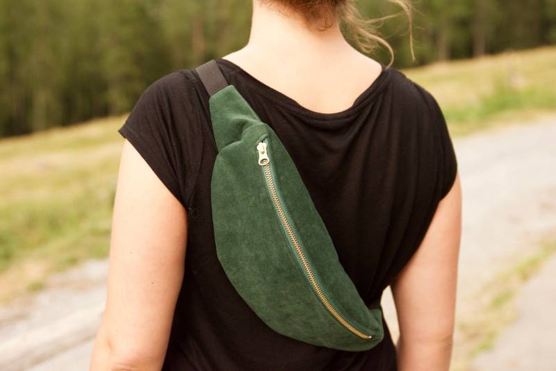 Bauchtasche Aus Festem, Flaschengrünem Samtstoff Von Blåbär Handmade von blabarhandmade