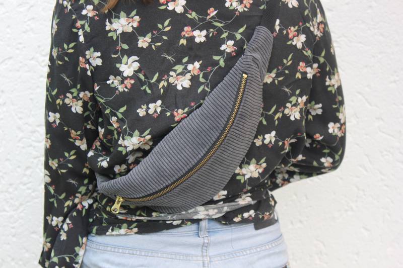 Bauchtasche Aus Festem, Grauem Cordstoff Von Blåbär Handmade von blabarhandmade