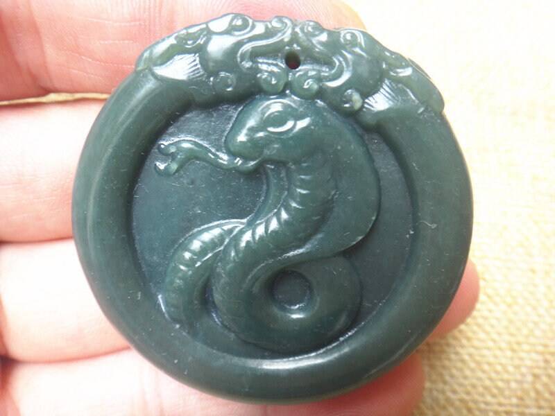 Natürliche Grüne Jade Anhänger Schlange Glücksbringer Natürliche Grüne Jade Anhänger Schlange Glücksbringer von blackbeaded