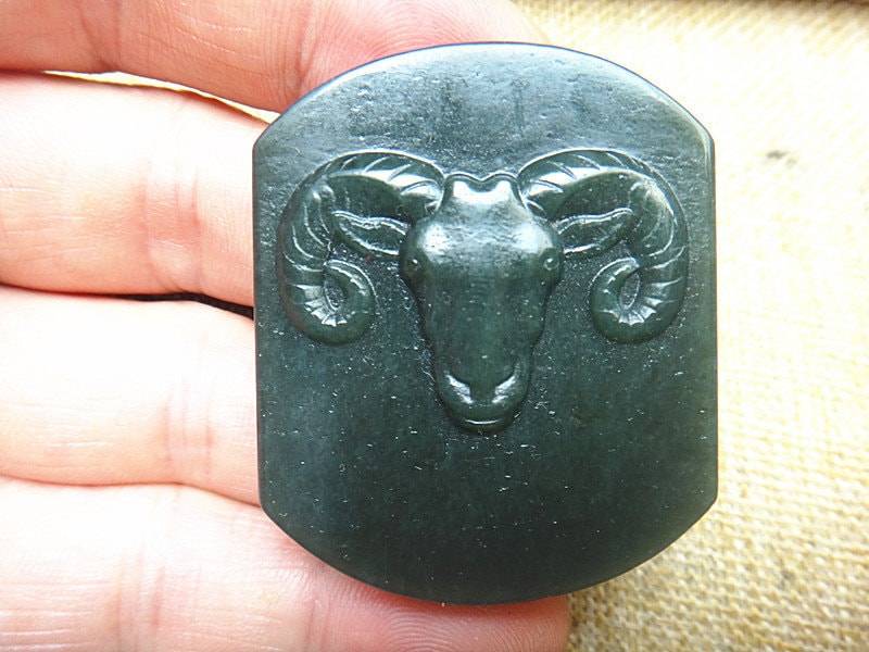 Natürliche Grüne Jade Ochsenkopf Charm Anhänger Natürliche Grüne Jade Ochsenkopf Charm Anhänger von blackbeaded