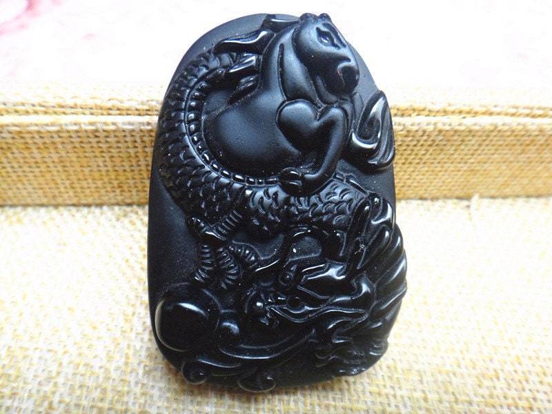 Natürliche Obsidian Drachen Mit Pferd Amulett Anhänger Natürliche Obsidian Drachen Mit Pferd Amulett Anhänger von blackbeaded