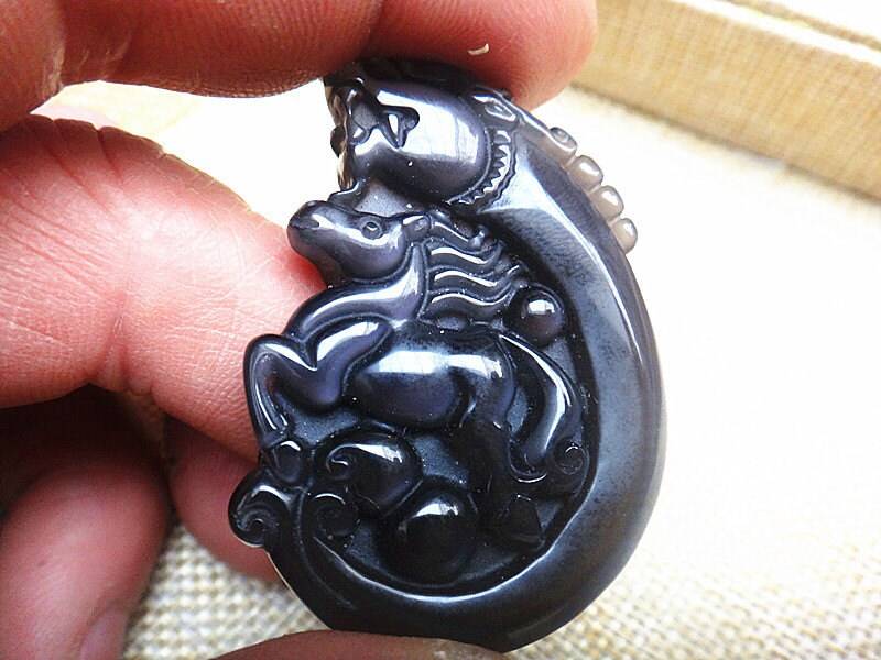 Natürlichem Eis-Arten Von Obsidian Drachen Amulett Anhänger Mit Pferd Natürlichem Eis-Arten Von Obsidian Drachen Amulett Anhänger Mit Pferd von blackbeaded
