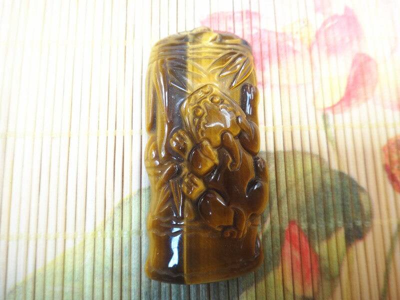 Natürlichen Tigeraugenstein Anhänger Pi Yao Schnitzen Natürlichen Tigeraugenstein Anhänger Pi Yao Schnitzen von blackbeaded