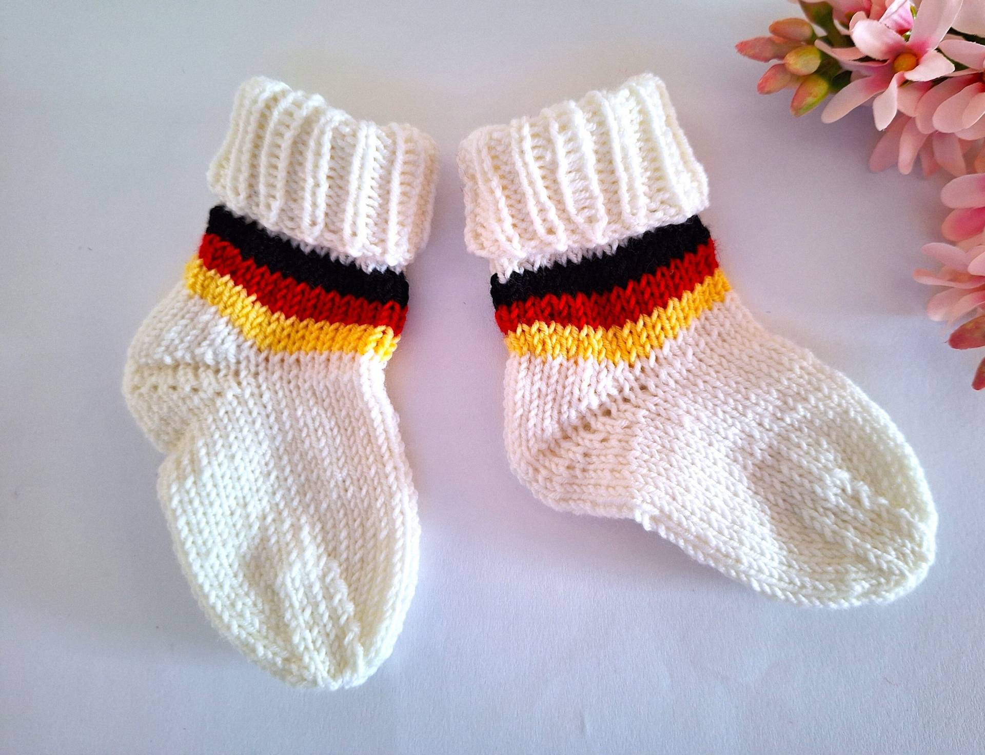 Baby Socken Erstlingssocken - Fussball, Weiss -Schwarz, Rot, Gelb, Handgestrickt E904-1 von blamuesHandarbeiten