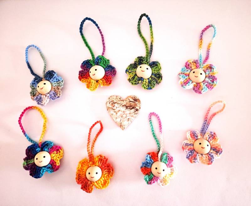 Blumen Anhänger - Talisman Kindergeburtstag Schlüsselanhänger Kleine Häkelblumen- Glücksbringer Gehäkelt #899 1-6 von blamuesHandarbeiten