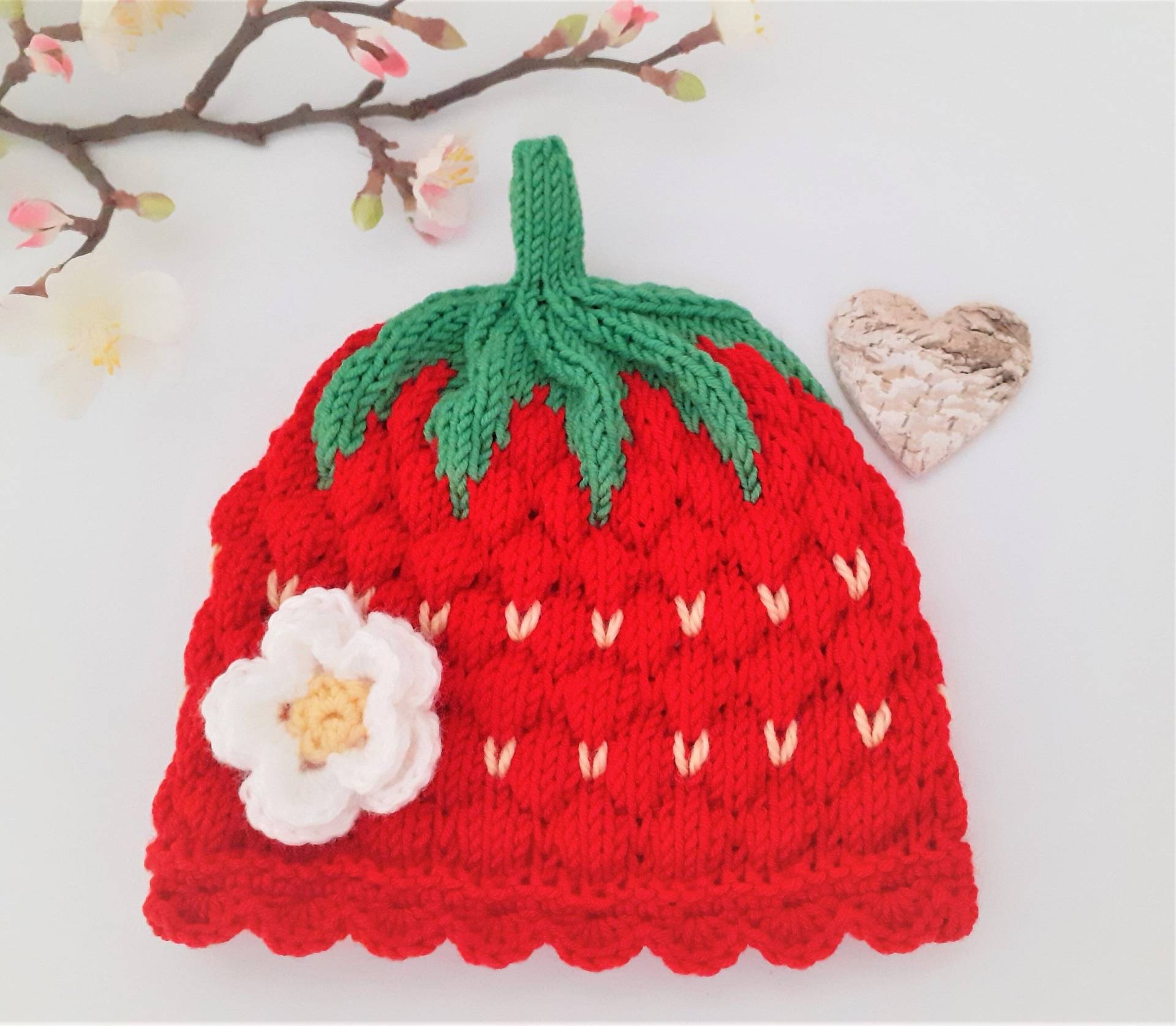 Mütze Motiv Erdbeere Baby Erstlingsgröße Handgestrickt Mit Blütenapplikation #769-1 von blamuesHandarbeiten