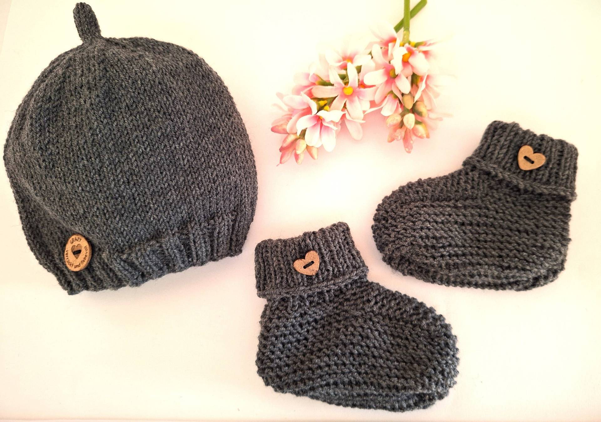 Mütze Schuhchen Fürs Baby Als Set, Oder Einzeln Bestellbar - Anthrazitfarben Handgestrickt #892 1-3 von blamuesHandarbeiten