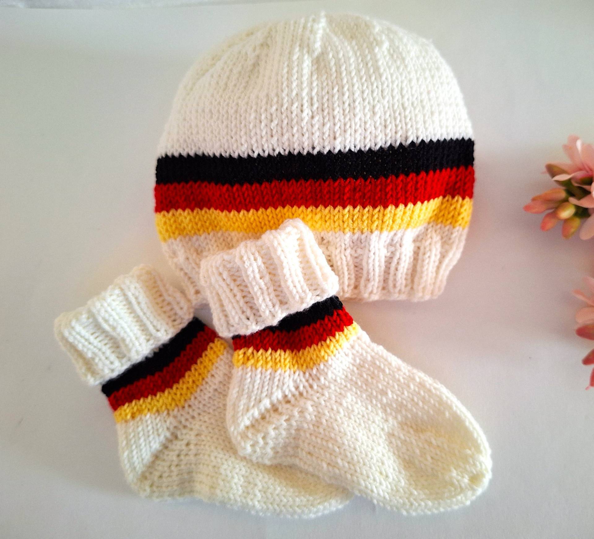 Mütze Und Socken Als Set - Fürs Baby, Fussball, Weiss -Schwarz, Rot, Gelb, Handgestrickt, E903 von blamuesHandarbeiten