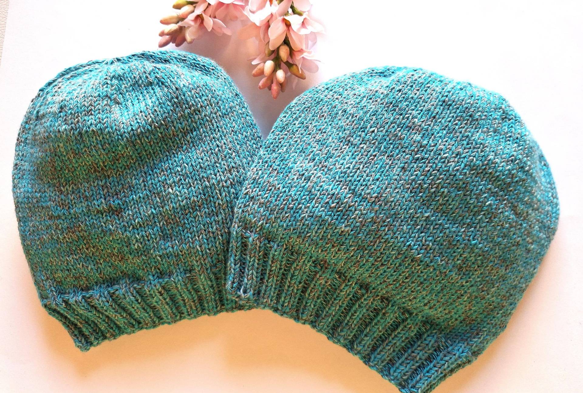 Mütze in Zwei Verschiedenen Größen Handgestrickt - Türkis Hellgrau Meliert #25.16.1-2 Mütze in Zwei Verschiedenen Größen Handgestrickt - Türkis Hellgrau Meliert #25.16.1-2 von blamuesHandarbeiten