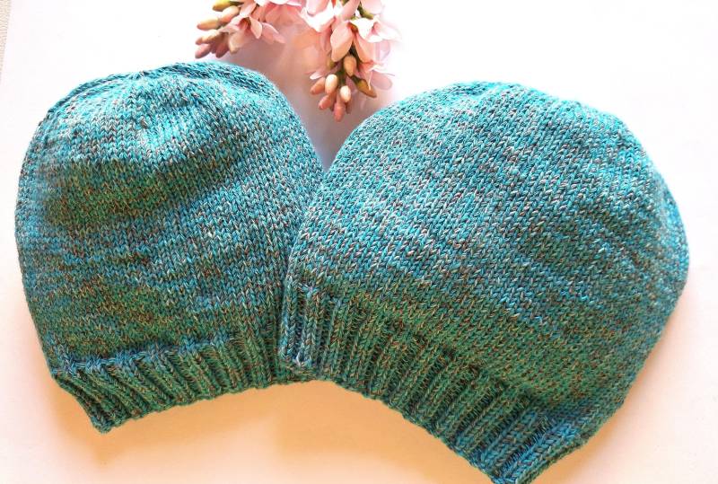 Mütze in Zwei Verschiedenen Größen Handgestrickt - Türkis Hellgrau Meliert #25.16.1-2 von blamuesHandarbeiten
