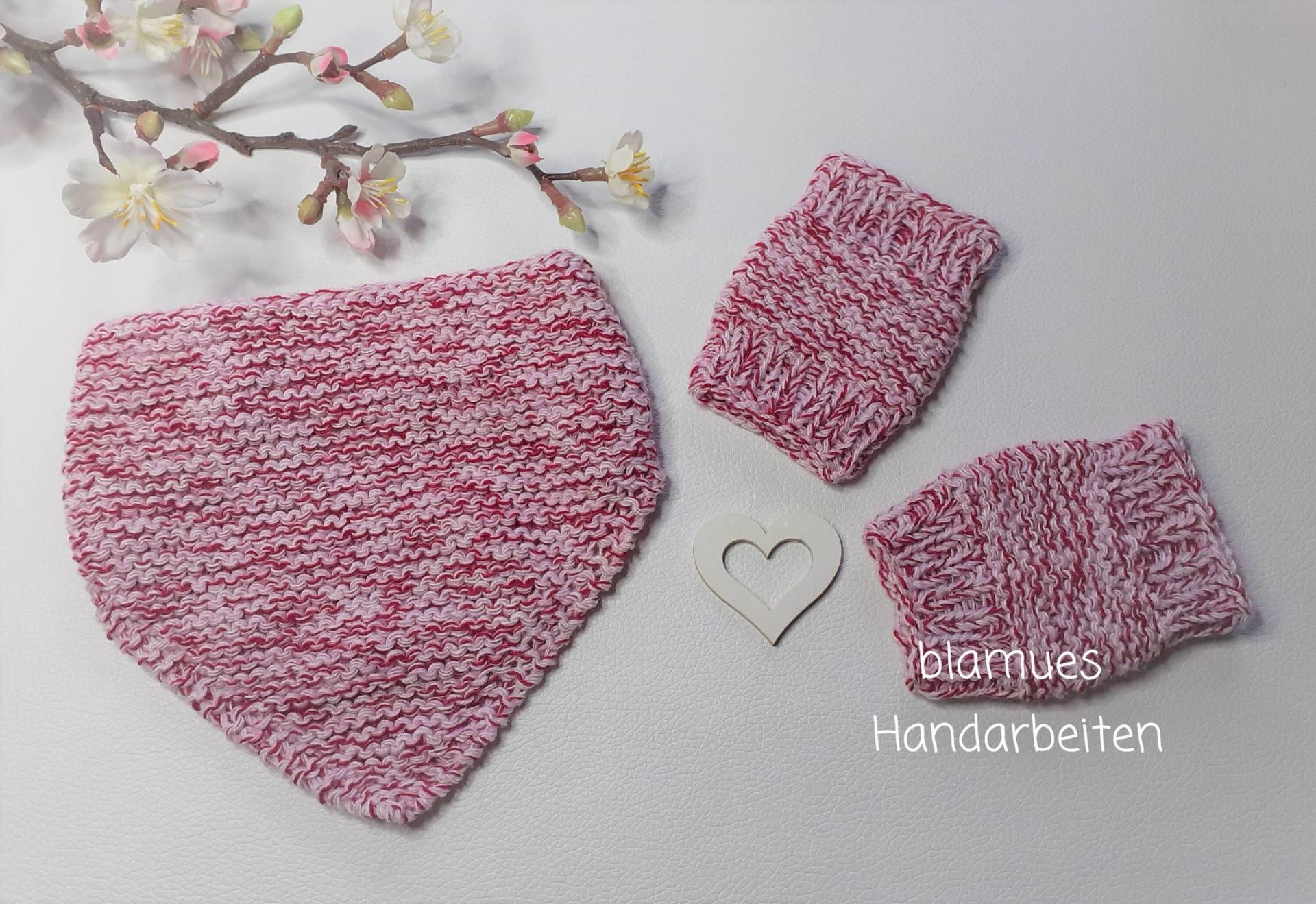 Schal Halstuch Für Babys Mit Passenden Handstulpen Als Set, Handgestrickt Rot-Weiss Meliert E593 von blamuesHandarbeiten