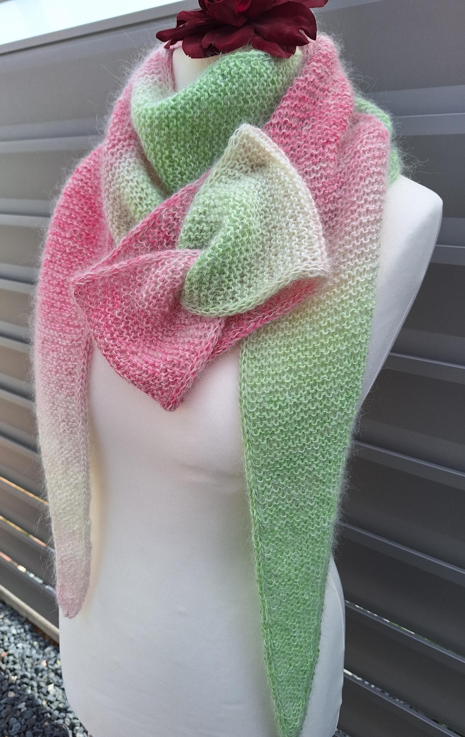 Schal Tuch Schulterwärmer Und/Oder Stirnband, Gestrickt Farblich Verlaufend, Grün - Rosefarben #25.52.1-2 von blamuesHandarbeiten