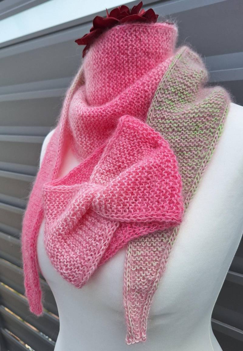 Schal Tuch Schulterwärmer Und/Oder Stirnband, Gestrickt Farblich Verlaufend, Grün - Pinkfarben #25.55.1-2 von blamuesHandarbeiten