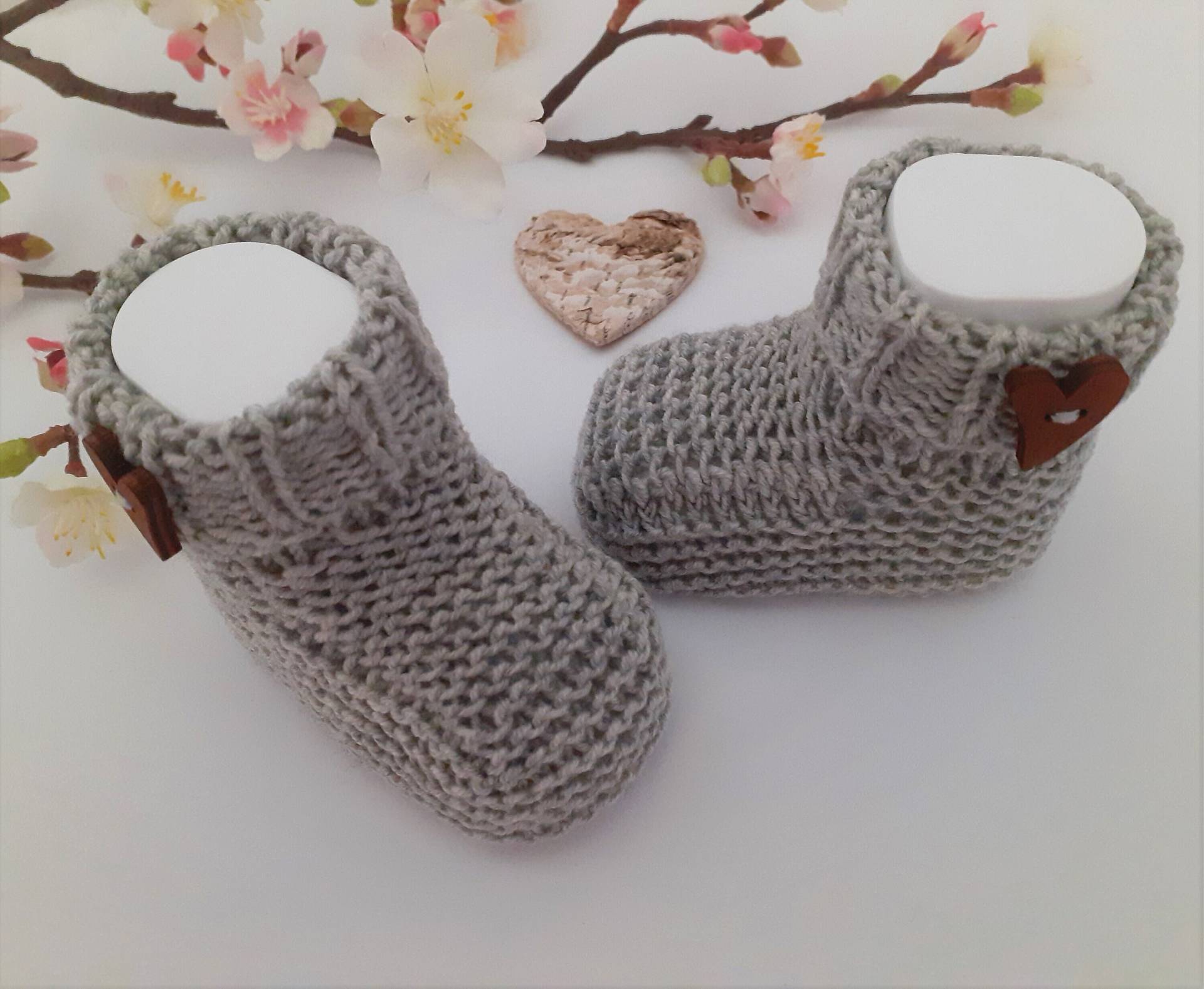 Schuhe Erstligsschuhe Baby Socken, Handgestrickt Hellgrau Mit Kleinen Herzknöpfchen von blamuesHandarbeiten