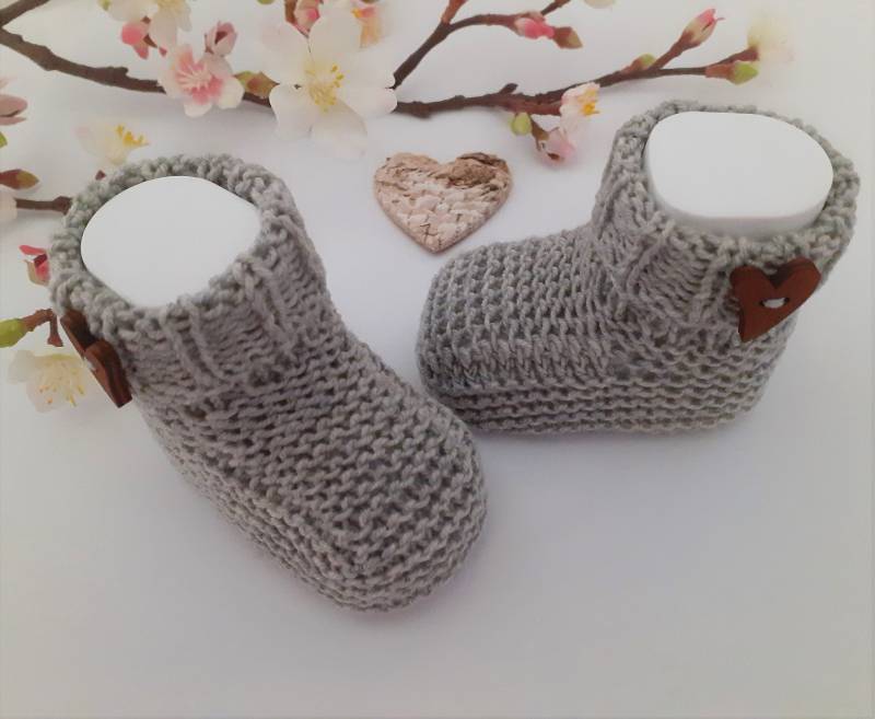 Schuhe Erstligsschuhe Baby Socken, Handgestrickt Hellgrau Mit Kleinen Herzknöpfchen von blamuesHandarbeiten