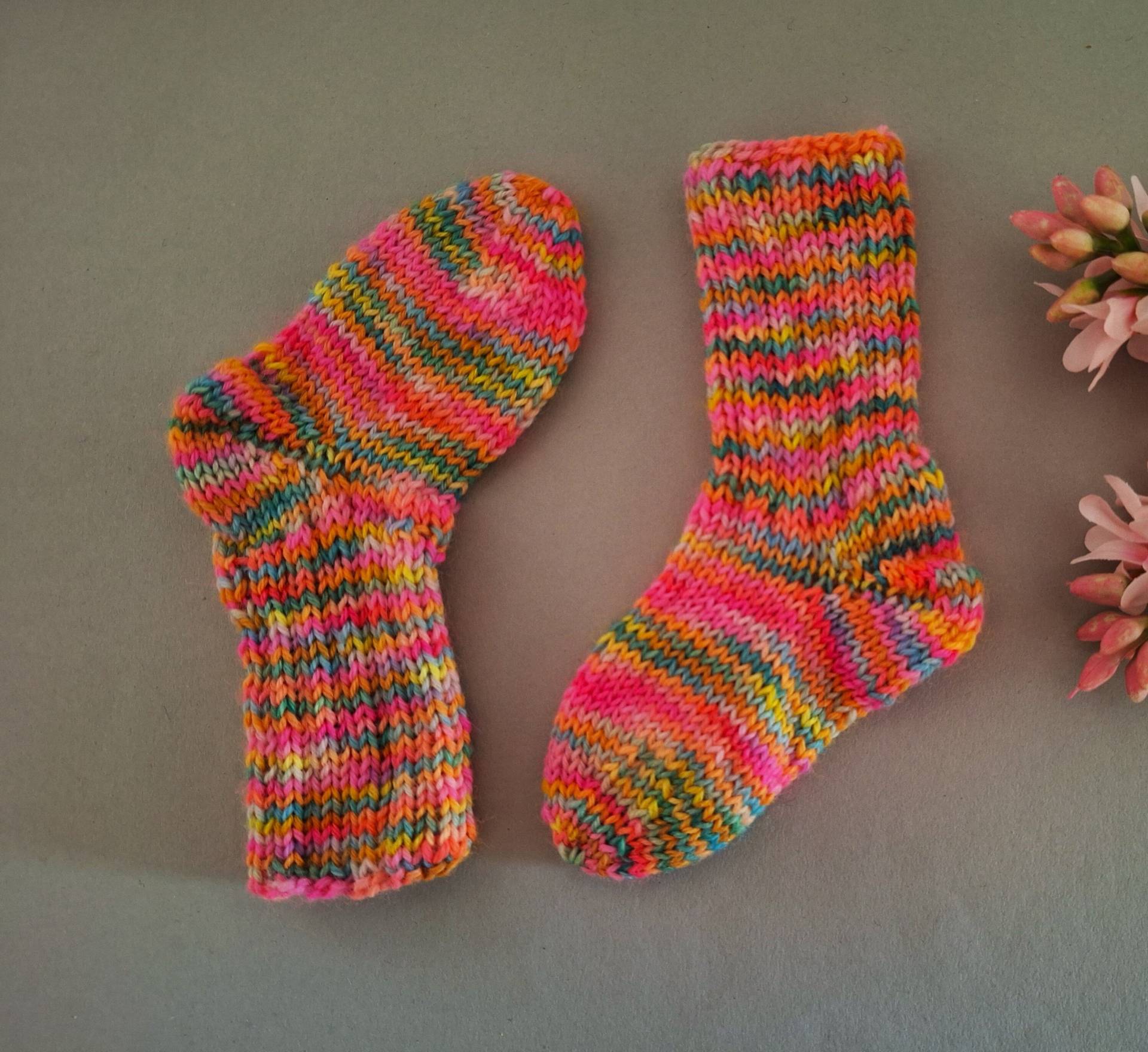 Socken Baby Erstlingssocken Handgestrickt Rose-, Pinkfarben, Orange - Grün - Bunt Meliert #897 von blamuesHandarbeiten