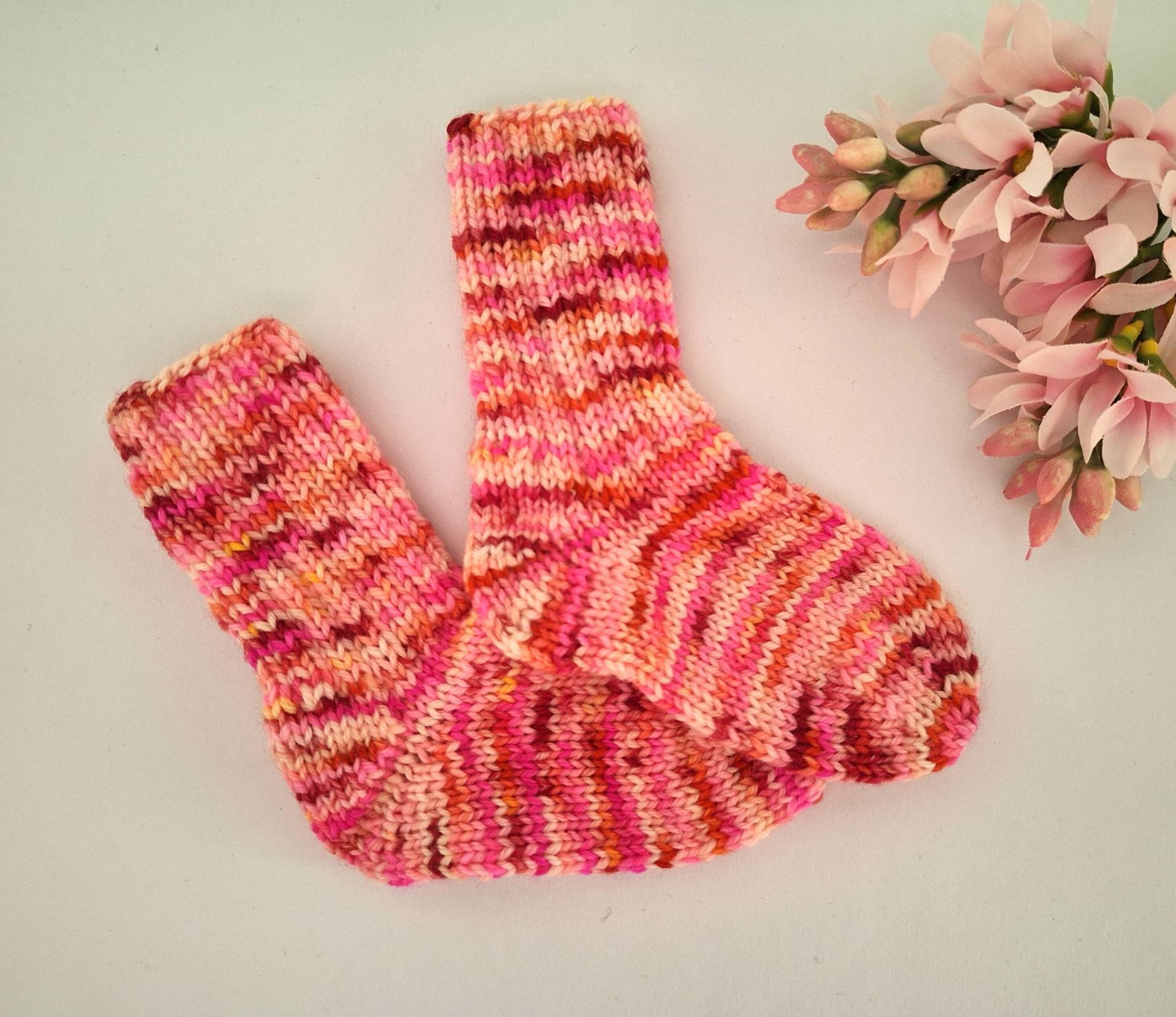Socken Baby Erstlingssocken Handgestrickt Rose - Pinkfarben Meliert #835-1 von blamuesHandarbeiten
