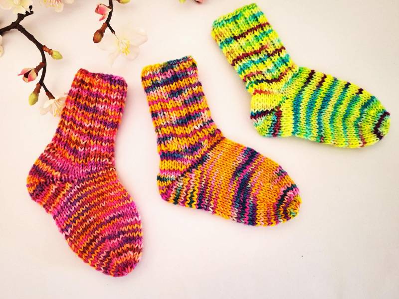Socken Erstlingssocken Baby Handgestrickt Farbwahl #25.13. 1-3 von blamuesHandarbeiten