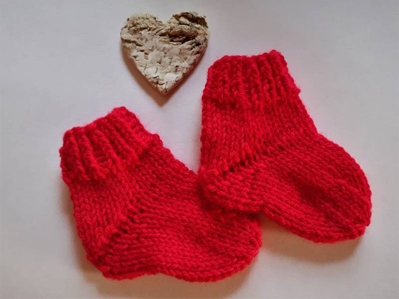 Socken Erstlingssocken Frühchen Handgestrickt Farbe Rot #810 von blamuesHandarbeiten