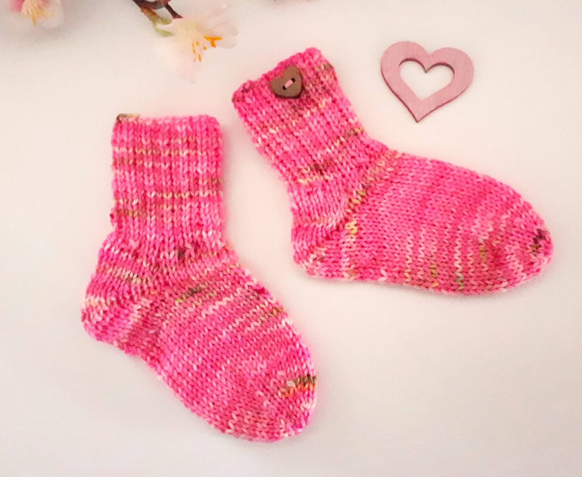 Socken Erstlingssocken Fürs Baby, Handgestrickt, Rosefarben - Zart Grün Meliert E651 von blamuesHandarbeiten