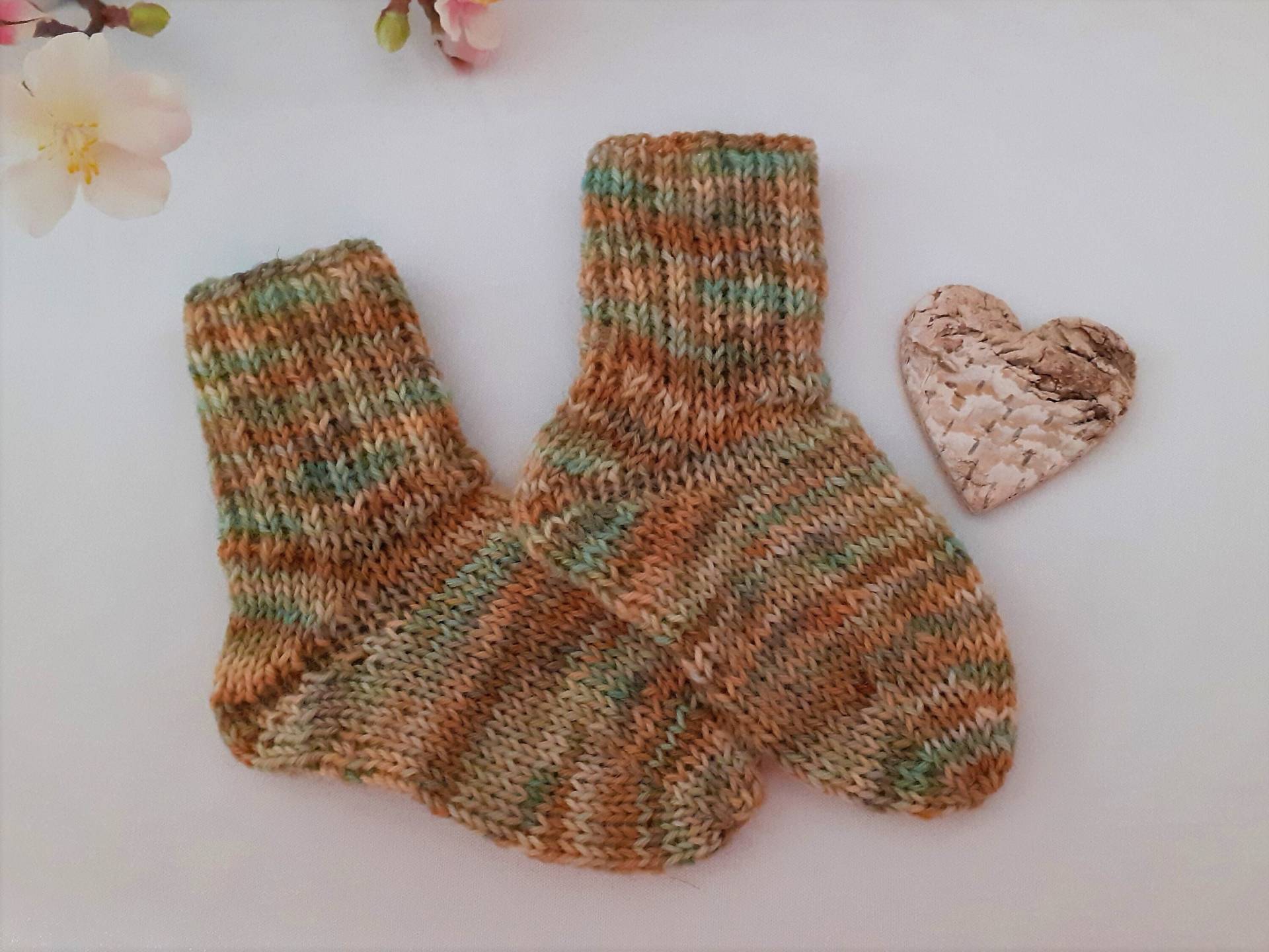 Socken Erstlingssocken Fürs Baby, Handgestrickt Grün - Beigefarben Meliert von blamuesHandarbeiten