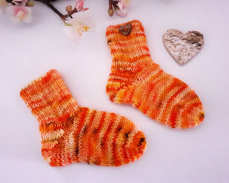 Socken Erstlingssocken Fürs Baby Handgestrickt Orangefarben Meliert - E652 von blamuesHandarbeiten