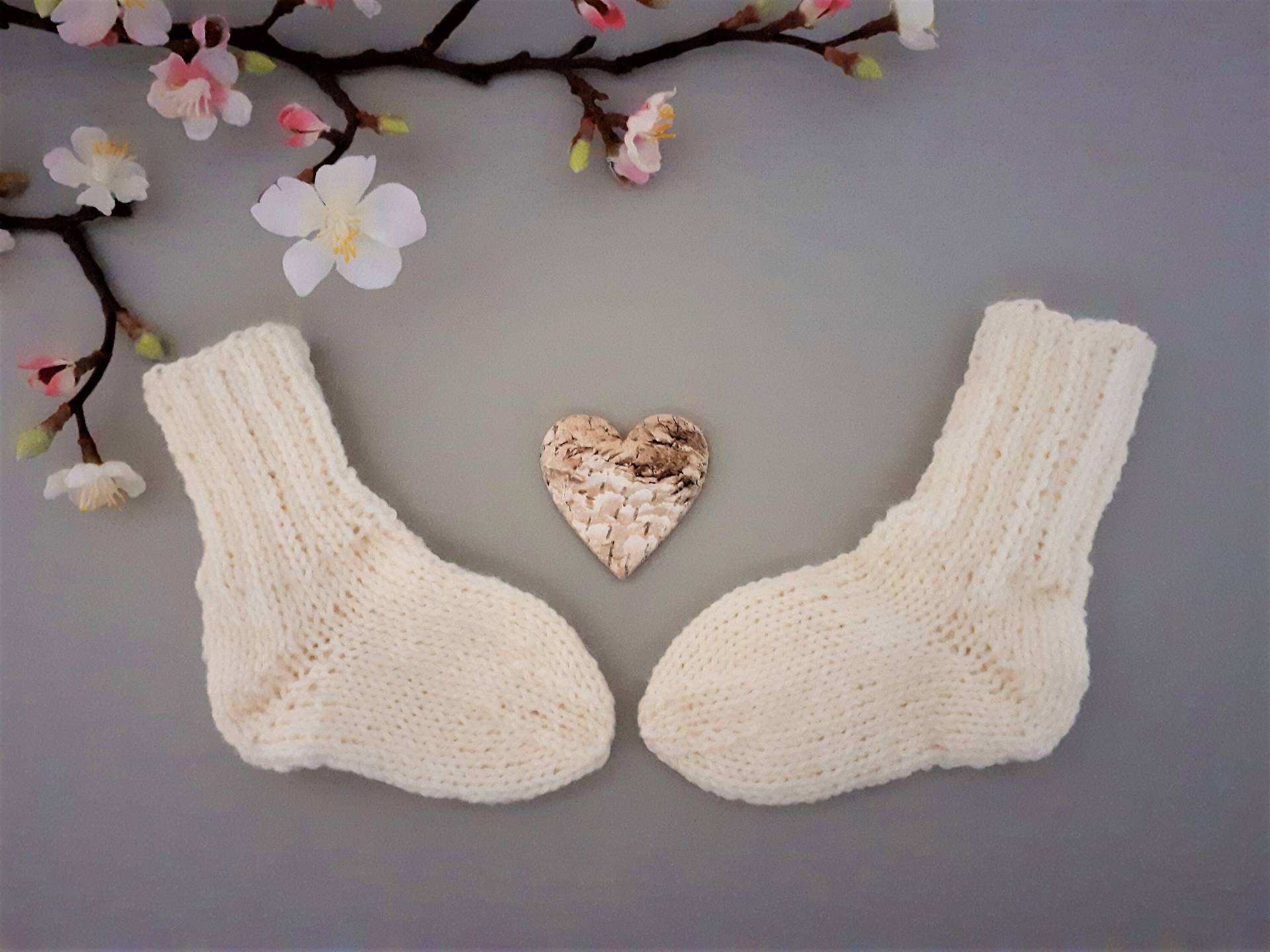 Socken Erstlingssocken Taufsocken Handgestrickt Naturweissfarben #712 von blamuesHandarbeiten