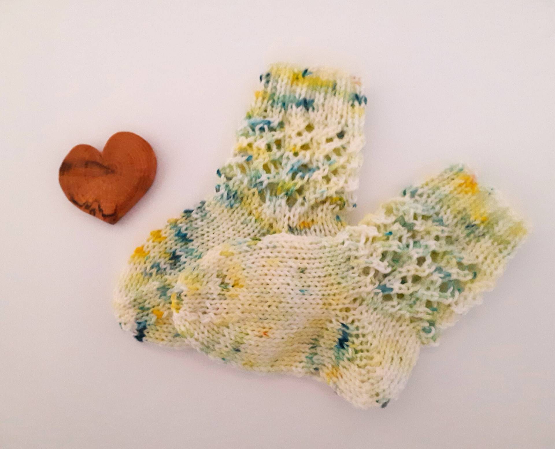 Socken Erstlingssockenfürs Baby Handgestrickt Naturfarben Gelb Grün Meliert von blamuesHandarbeiten