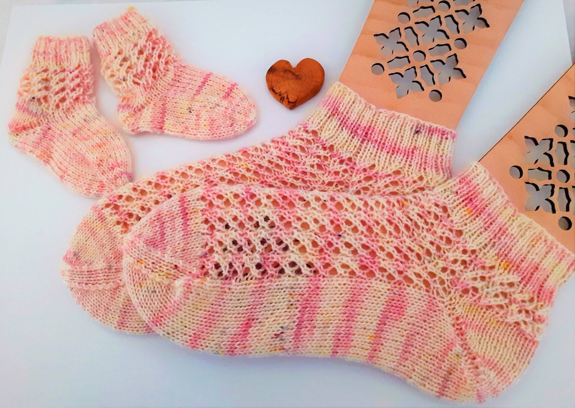 Socken Für Mama Oder Baby - Handgestrickt Größe 38 Erstlingsgröße Farbe Natur- Rosefarben Im Unregelmässigem Verlauf E658 1-2 von blamuesHandarbeiten