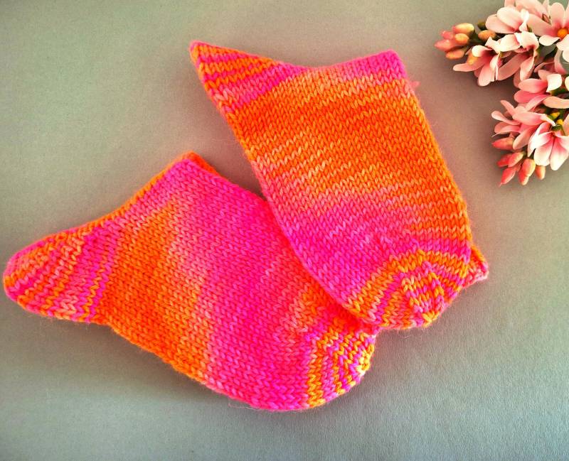 Socken Kindersocken Gr.31-32 Handgestrickt, Farbe Rosa-Pinkfarben Und Orange in Unregelmässigem Verlauf #895 von blamuesHandarbeiten