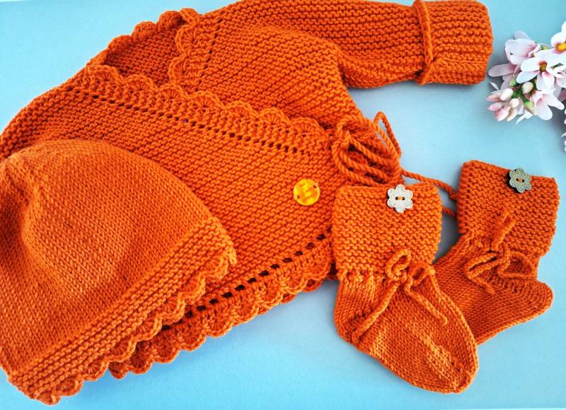 Wickeljacke Strickjacke Mit Passendem Mützchen Und Söckchen Fürs Baby Als Set, Handgestrickt Gehäkelt, Farbe Orange #619 von blamuesHandarbeiten
