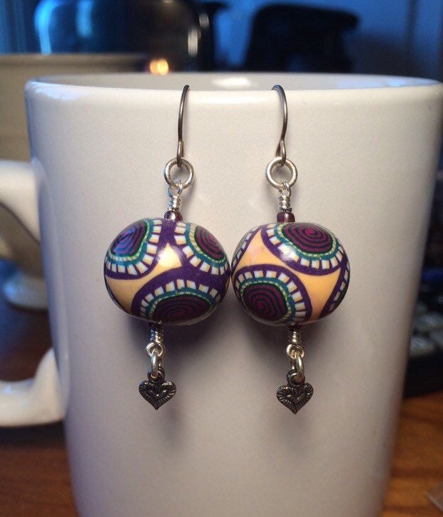 Handgemachte Ohrringe Aus Polymer Clay Mit Rocailles & Versilberten Herz-Anhängern - Einzigartiger, Bunter, Leichter Schmuck von blancheandguy