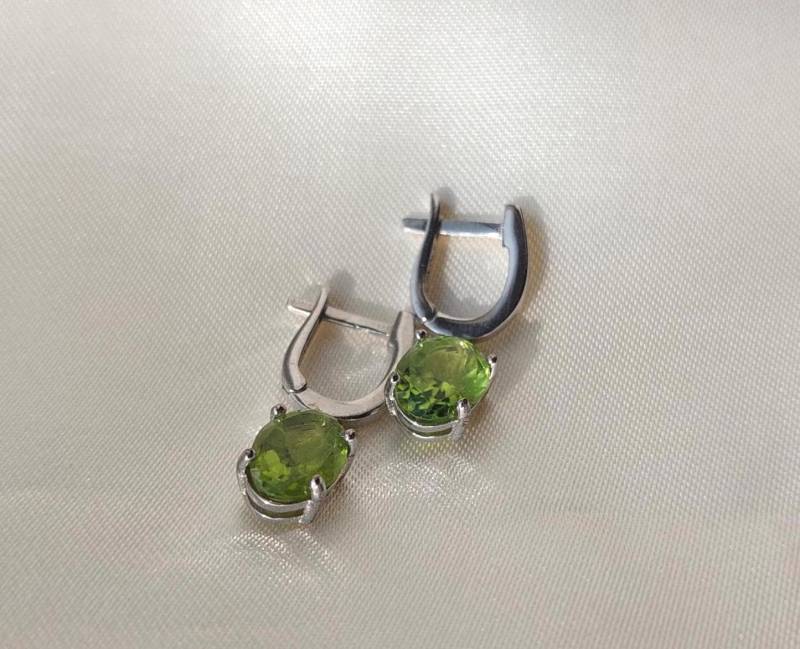Echter Peridot Edelstein Hängeohrringe Mit Masiv 925 Sterlingsilber 2, 5 cm Lang Echter Peridot Edelstein Hängeohrringe Mit Masiv 925 Sterlingsilber 2, 5 cm Lang von blauwietuerkis