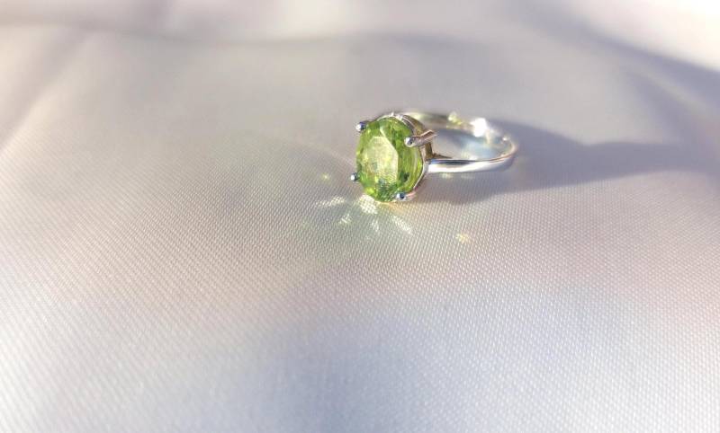 Peridot-Ring Aus 925 Silber | Handgefertigter Geburtsstein-Ring August Natürlicher Edelstein Schmuck Farbe Gelbgrüb/Pistazien Peridot-Ring Aus 925 Silber | Handgefertigter Geburtsstein-Ring August Natürlicher Edelstein Schmuck Farbe Gelbgrüb/Pistazien von blauwietuerkis