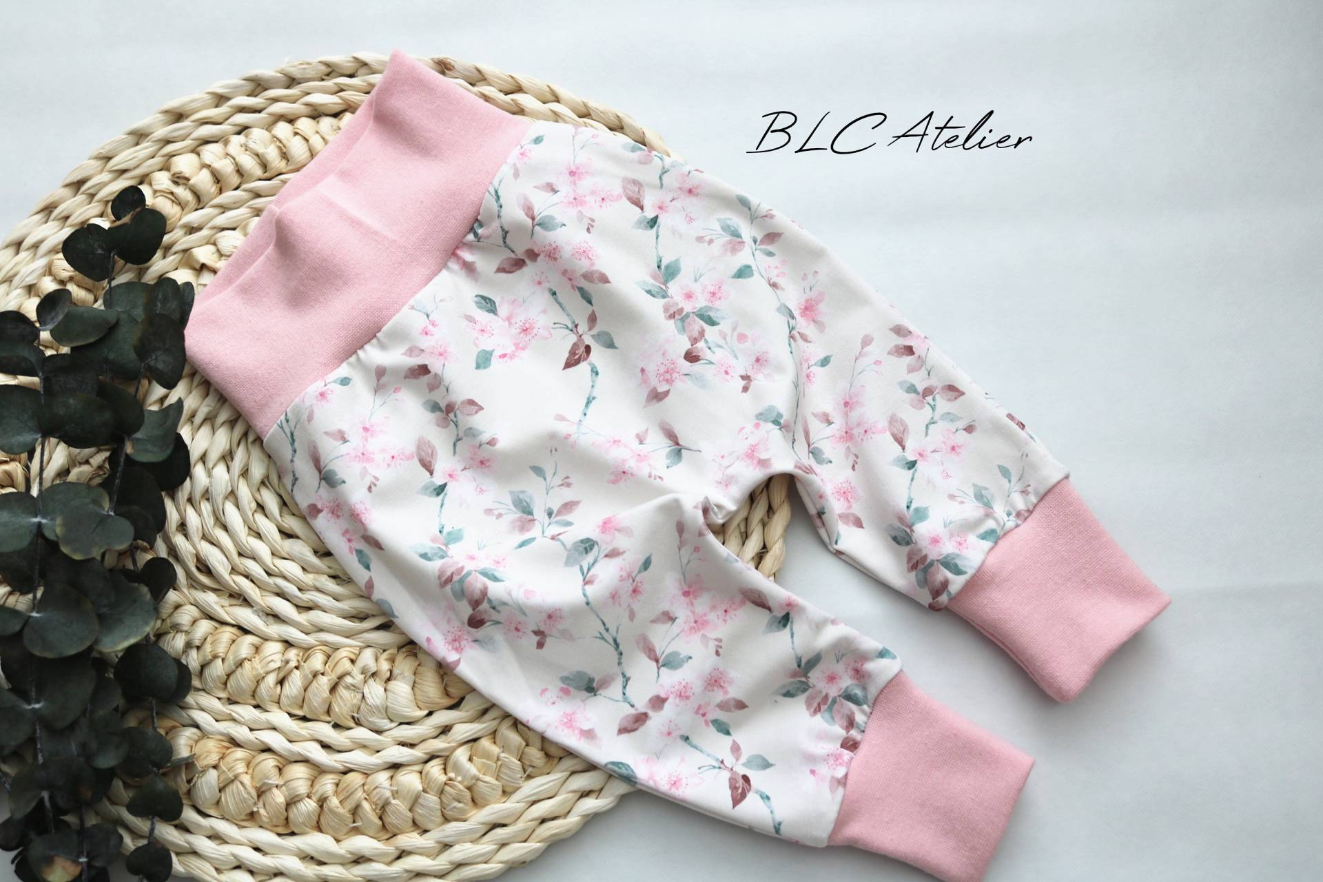 Jerseyhose, Creme Pastell, Blumen, Blüten, Rosa, Grün Taupe, Pumphose, Sarouelhose, Mädchenhose von blcAtelier