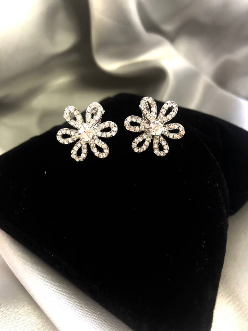 Kleine Florale Huggie Ohrringe, Pave Crystals von blingsbyj