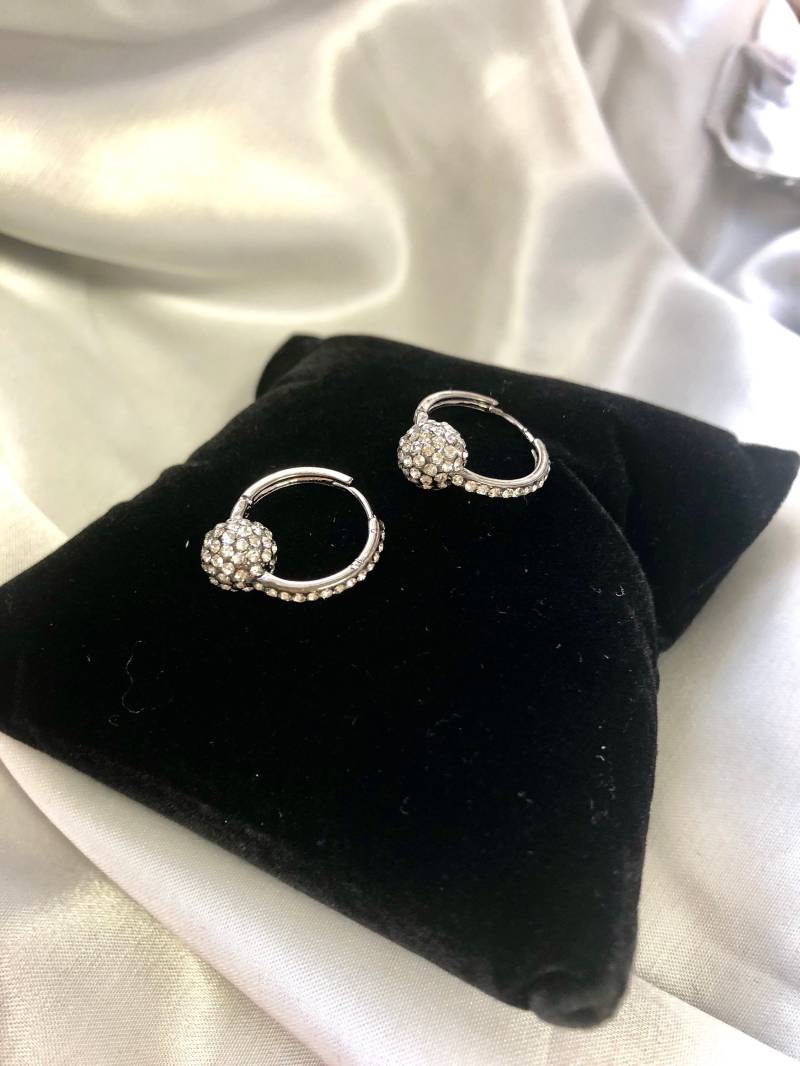 Kleine Huggie Hoop Ohrringe, Pave Crystals | Black Diamond von blingsbyj