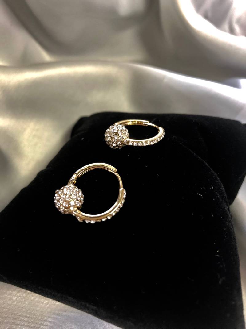 Kleine Huggie Hoop Ohrringe, Pave Crystals | Gold von blingsbyj