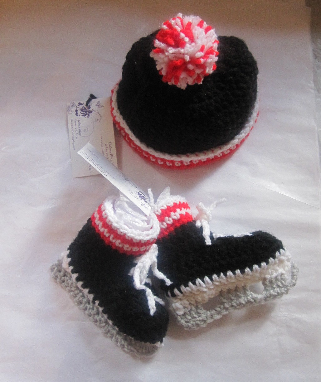 Baby Junge Hockeyschuh Schwarz Booties Und Bommel Mütze Set von blitzknitz