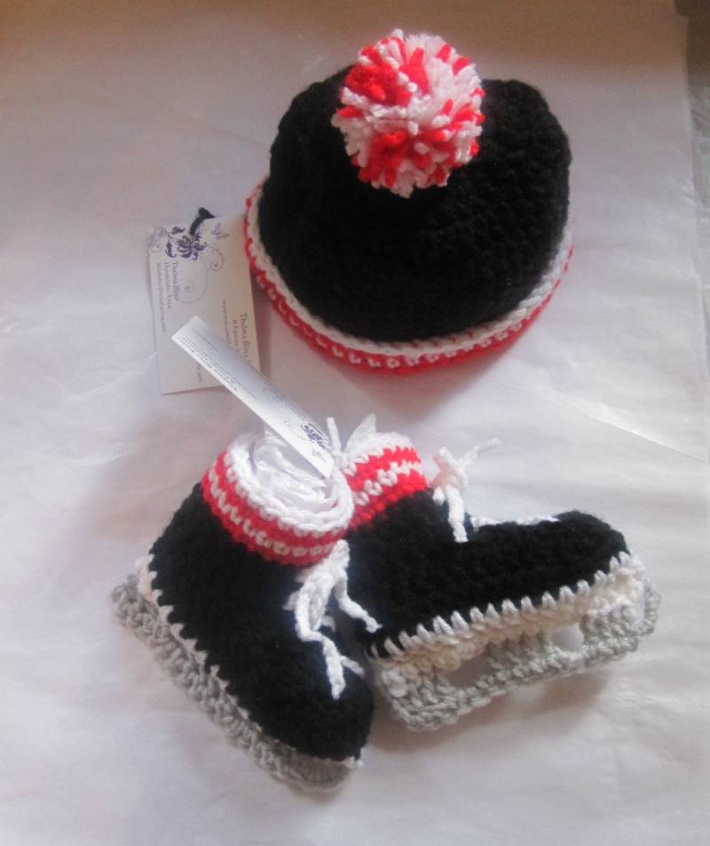 Baby Junge Hockeyschuh Schwarz Booties Und Bommel Mütze Set von blitzknitz