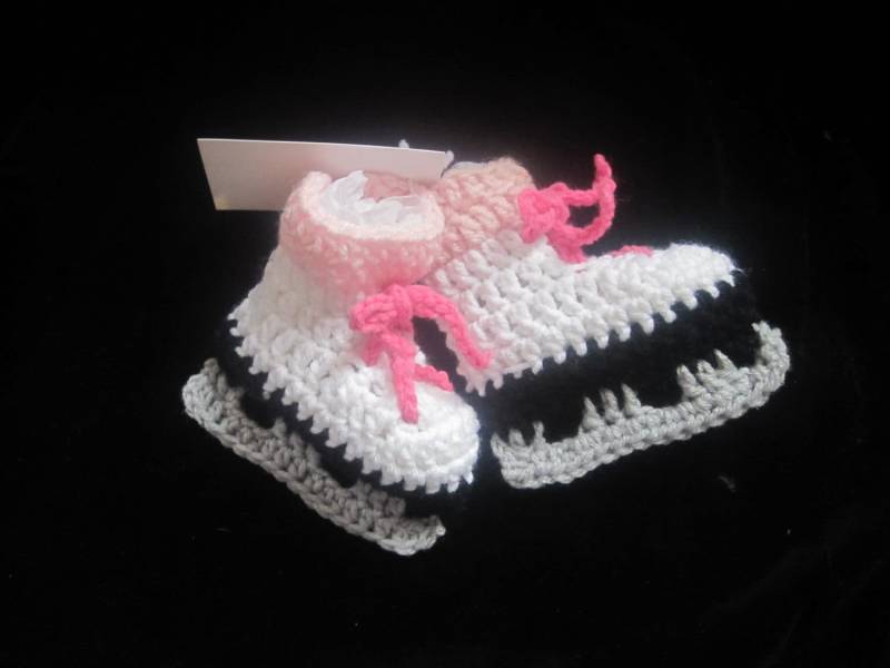 Baby Mädchen Weiß & Rosa Schlittschuh Booties 0-6 Monate Häkeln Dusche Geschenk Vorhanden Säugling Krippe Sox Hell Schwarz Grau Akzente Sport von blitzknitz